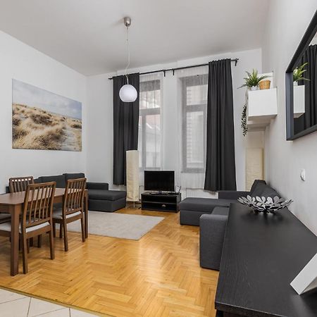Cosy 1 Bedroom Apartment In Gozsdu Court Budapest Bagian luar foto
